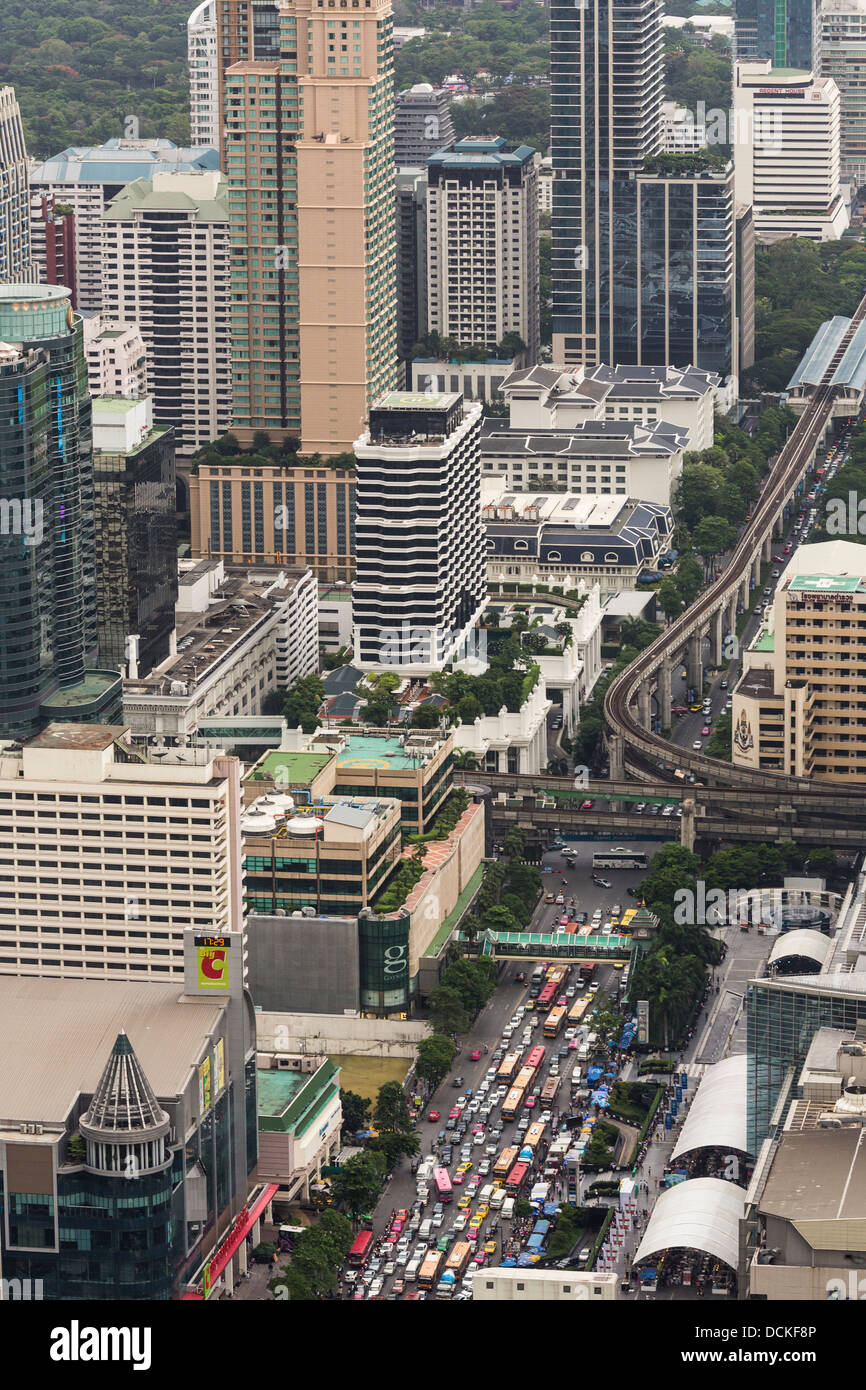 Ein Blick auf Ratchapasong-Kreuzung in Bangkok mit der BTS (Skytrain), der Hauptstadt von Thailand, von oben Stockfoto