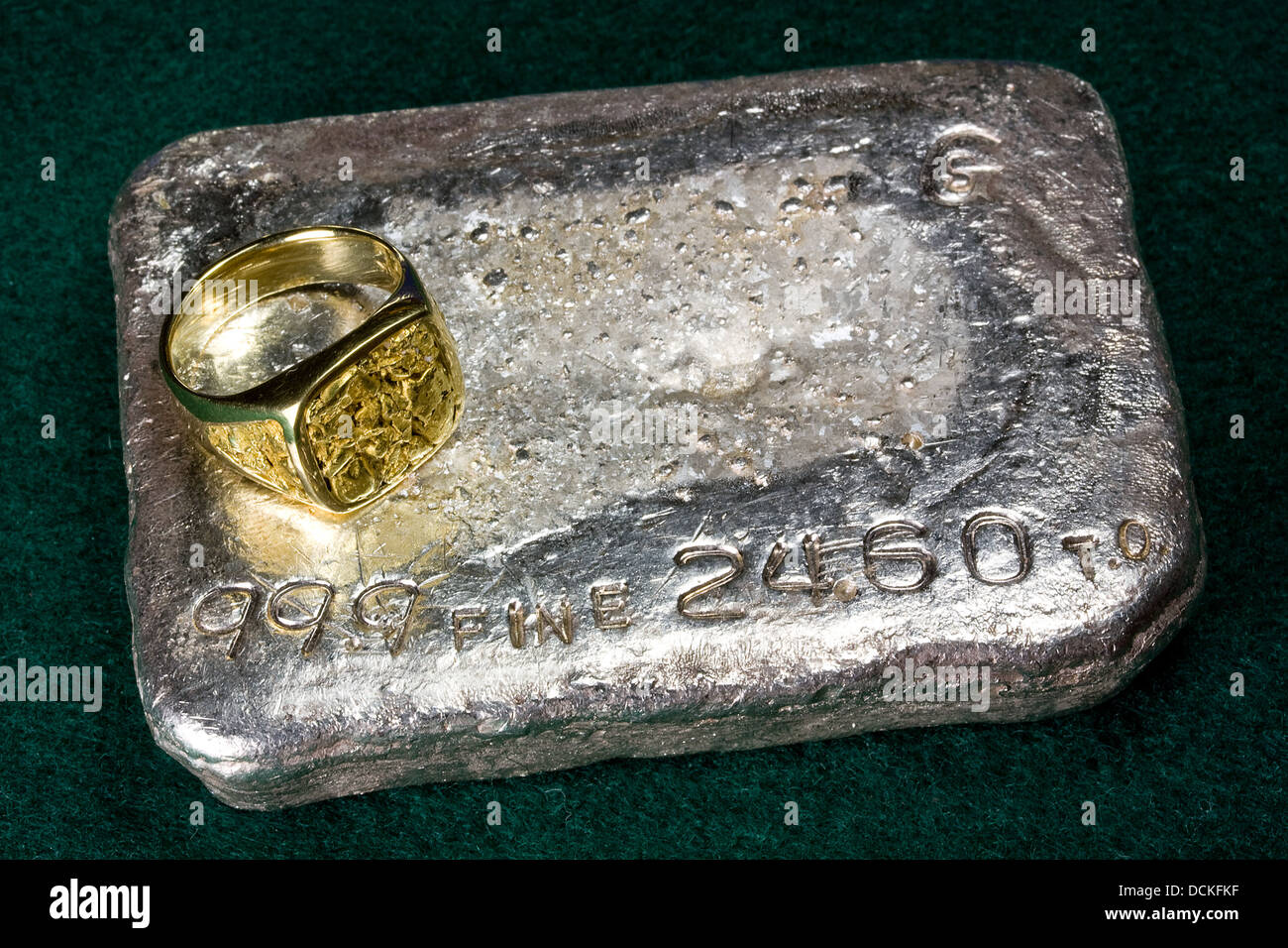 Großen Gold-Nugget-Ring und 24.60 Troy Unze Goldbarren Silberbarren (gegossene Barren) Stockfoto