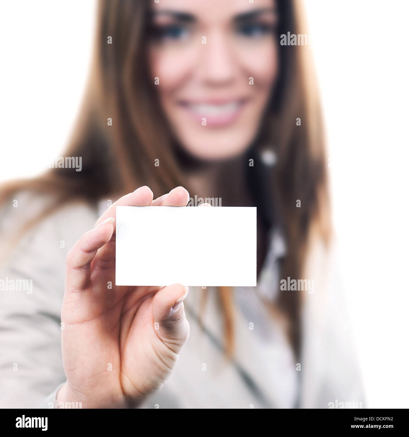 Frau, die eine leere Visitenkarte Übergabe weißen Hintergrund Stockfoto