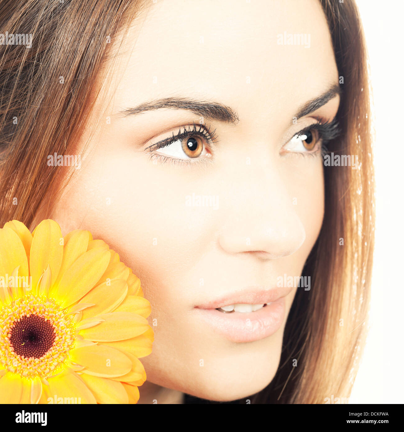 Niedlichen lächelnde Frau Porträt mit Blume Stockfoto
