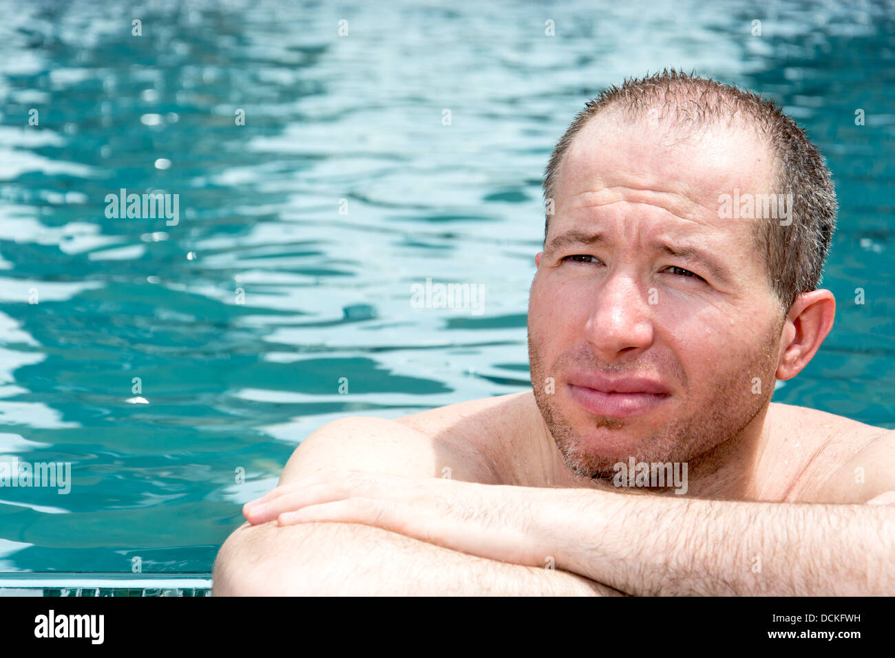 Ein gesunder junger Mann am Pool Stockfoto