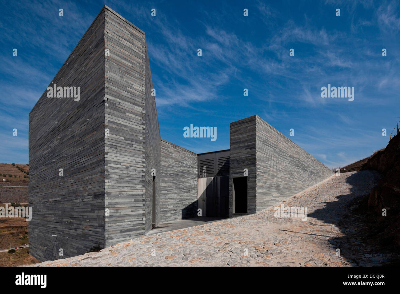 Quinta Vallado Weingut, Peso da Regua, Portugal. Architekt: Cristina Guedes und Francisco Vieira de Campos, 2013. Schiefer verkleidet f Stockfoto