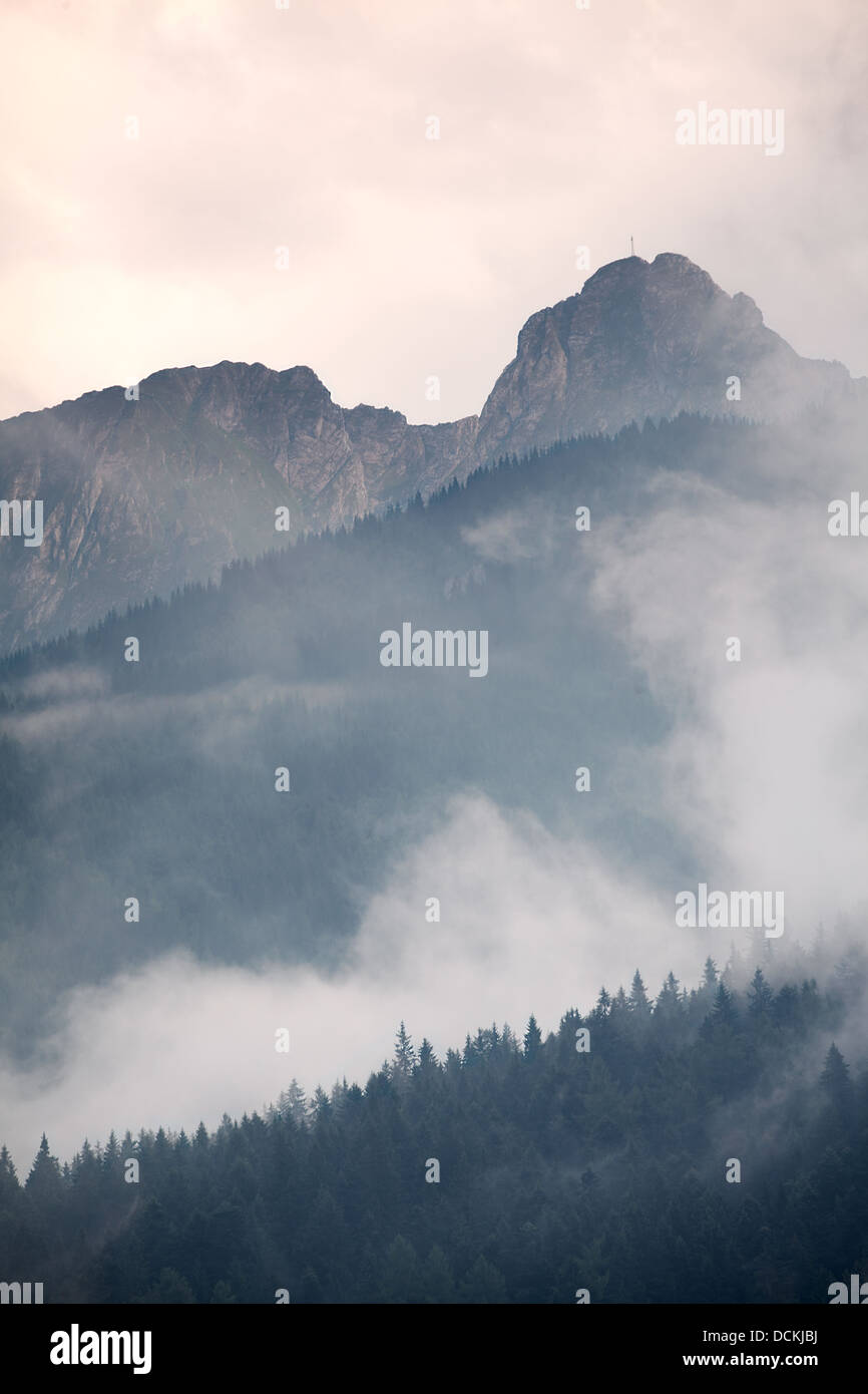 malerische Berge Landschaft mit Nebel und Wolken oder Giewont Peak in der Tatra, Zakopane, Polen Stockfoto