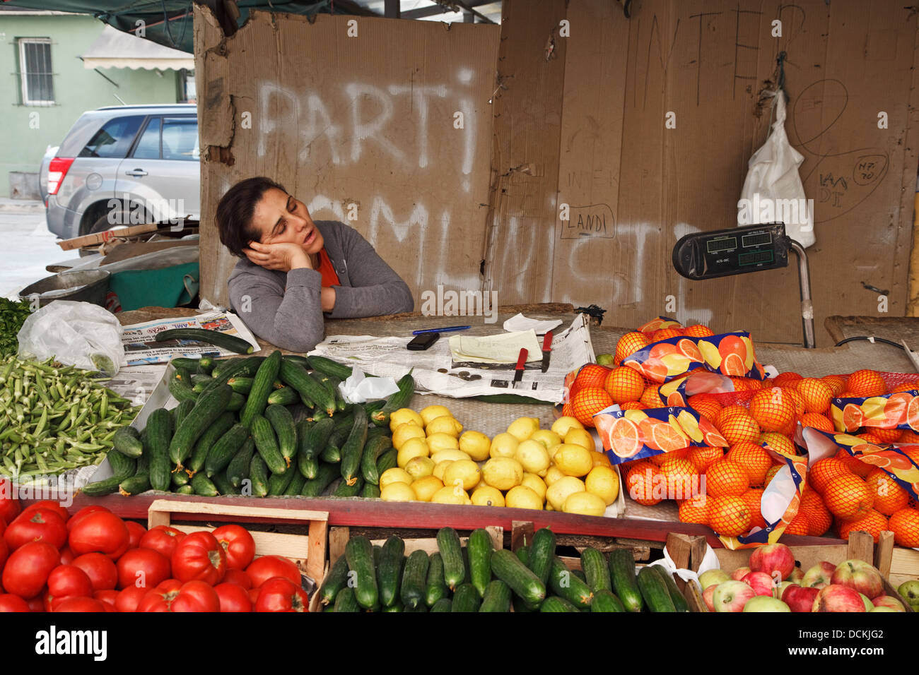Obst und Gemüse Verkäufer schlafen in ihrem Stall in Tirana, Albanien Stockfoto