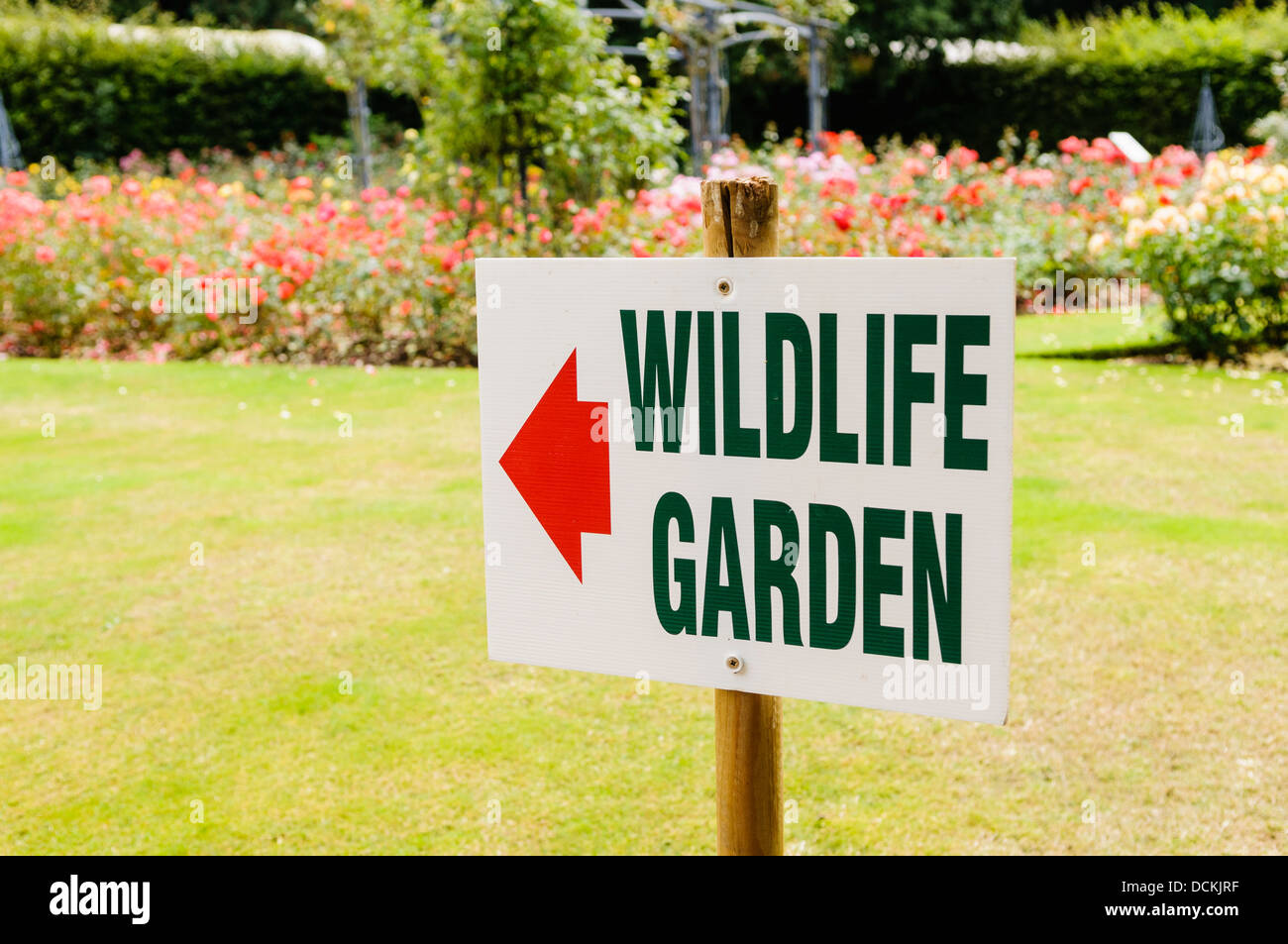 Melden Sie sich an einen formalen Garten Regie Besucher der Wildlife Garden Stockfoto