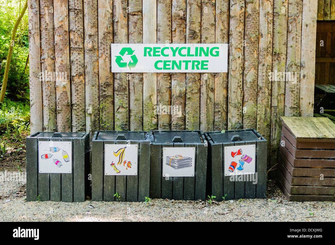 Recycling-Behälter an einem ländlichen Standort Stockfoto