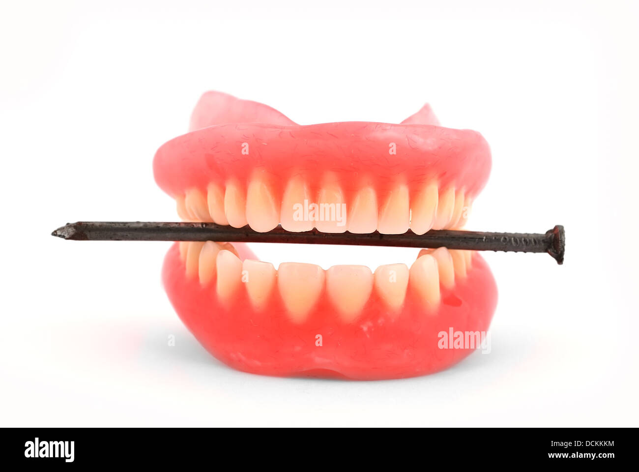 Zahnersatz und Nagel Stockfoto