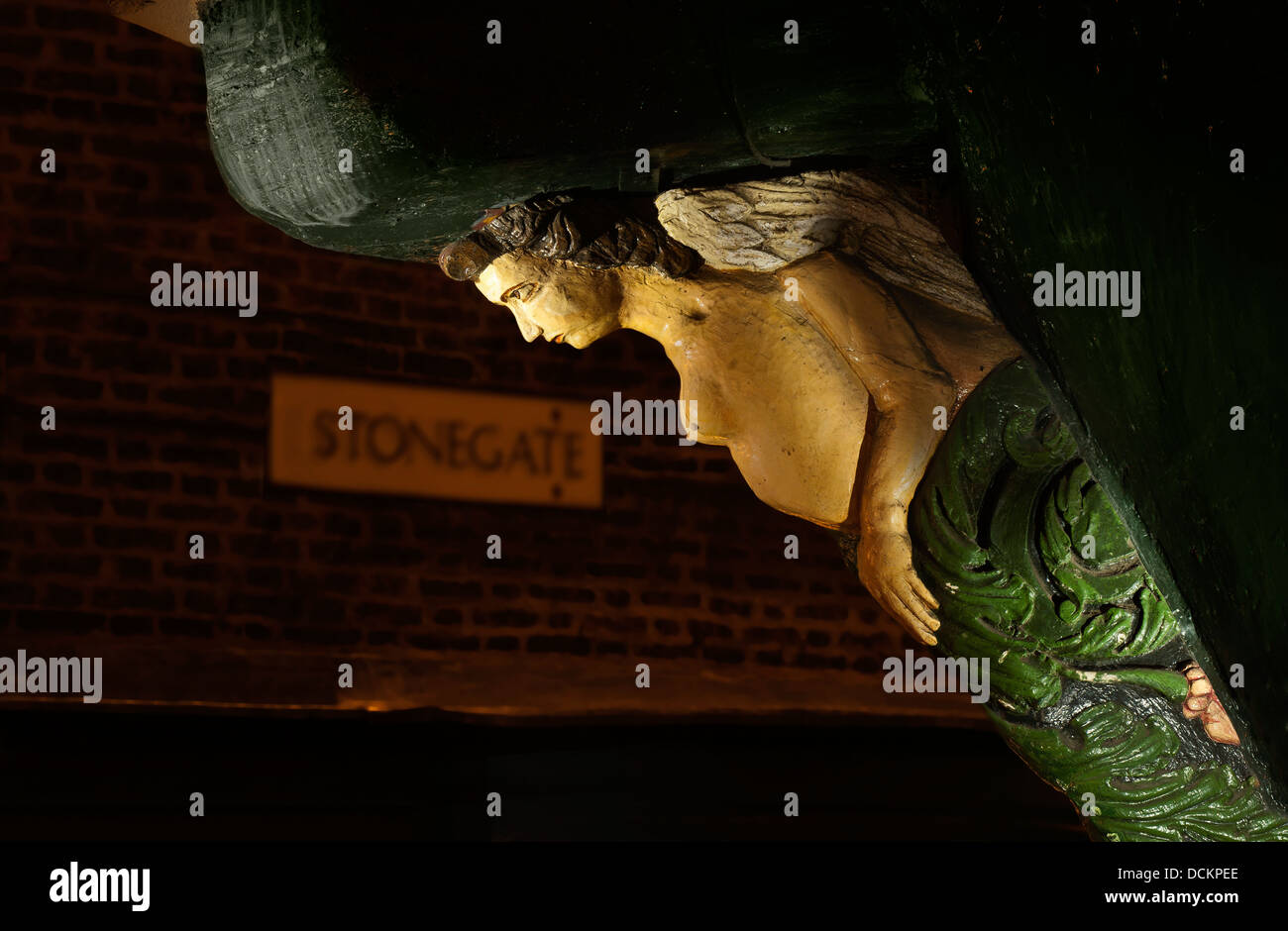 Eine weibliche Holzfigur wurde im Erdgeschoss mit Little Stonegate am Haus an seiner Ecke befestigt. Stockfoto