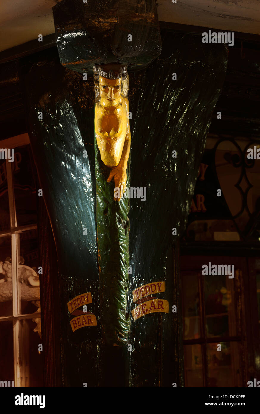 Eine weibliche Holzfigur wurde im Erdgeschoss mit Little Stonegate am Haus an seiner Ecke befestigt. Stockfoto