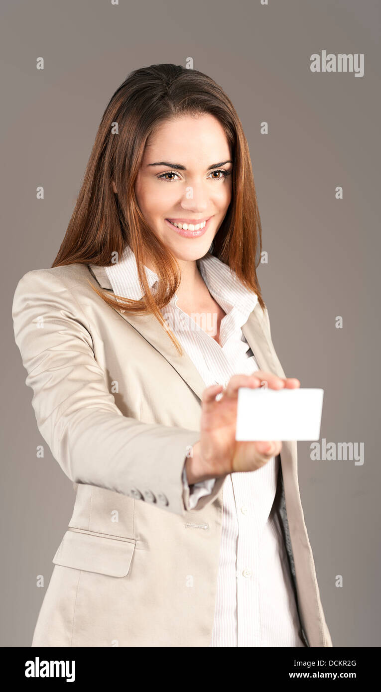 Frau, die eine leere Visitenkarte im Studio Übergabe Stockfoto