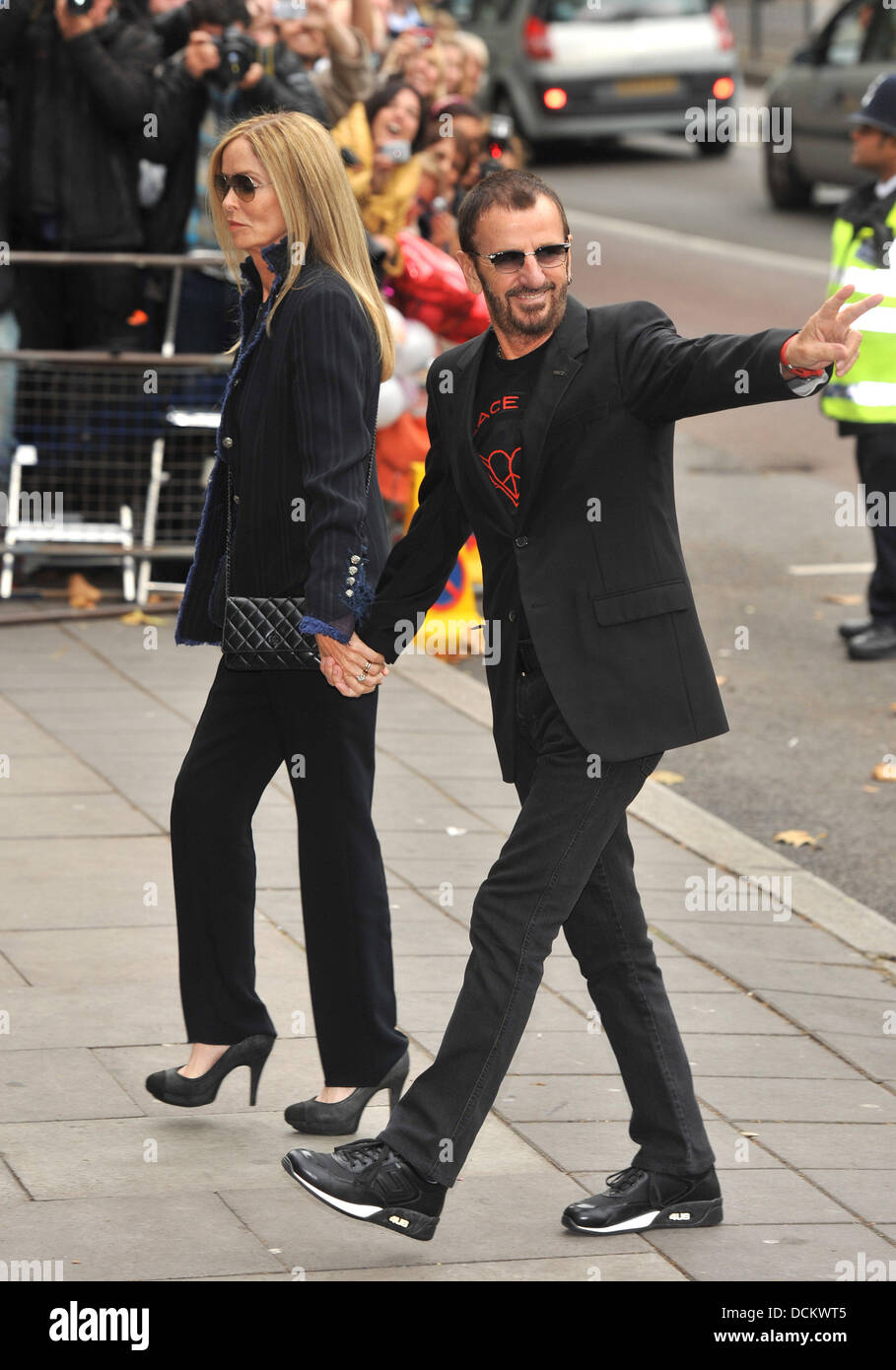 Ringo Starr und Barbara Bach die Hochzeit von Sir Paul McCartney und Nancy Shevell abgehaltenen Marylebone Town Hall London, England - 09.10.11 Stockfoto