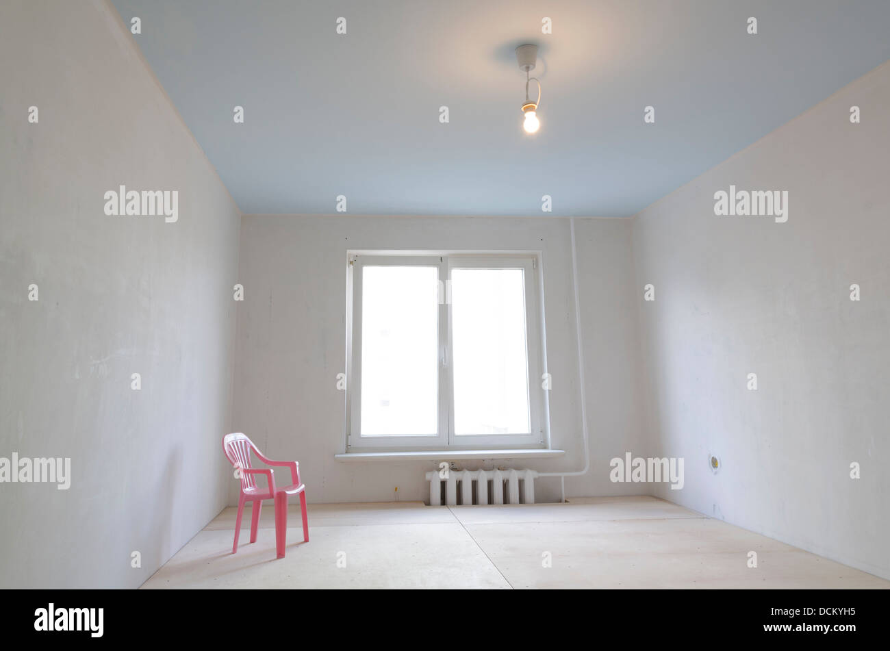 kleine Kinderzimmer im Umbau mit rosa Kunststoff-Stuhl Stockfoto