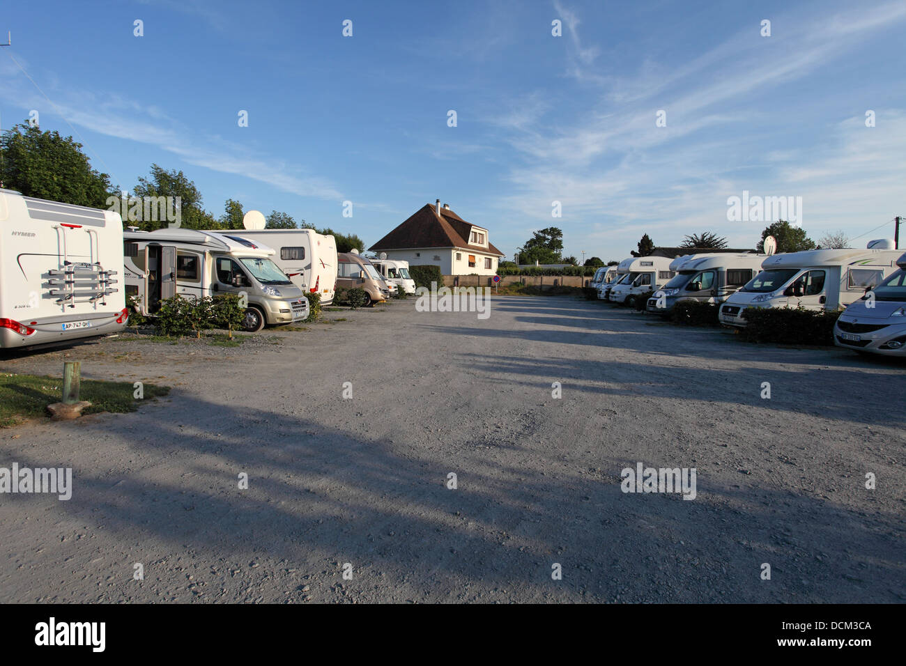 Aire in Grandcamp-Maisy. Kostenlose Parkplätze für Wohnmobile mit Dienstleistungen. Stockfoto