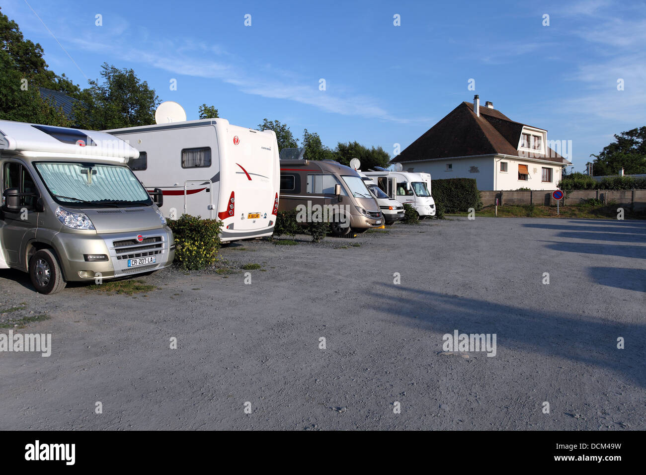 Aire in Grandcamp-Maisy. Kostenlose Parkplätze für Wohnmobile mit Dienstleistungen. Stockfoto