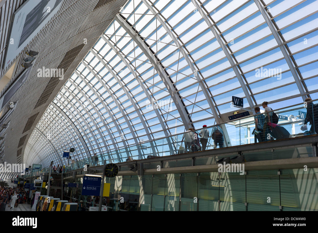 Gare d ' Avignon TGV diese Station wurde 2001 eröffnet, wurde von der SNCF, Jean-Marie Duthilleul und Jean-François Blassel konzipiert. Stockfoto