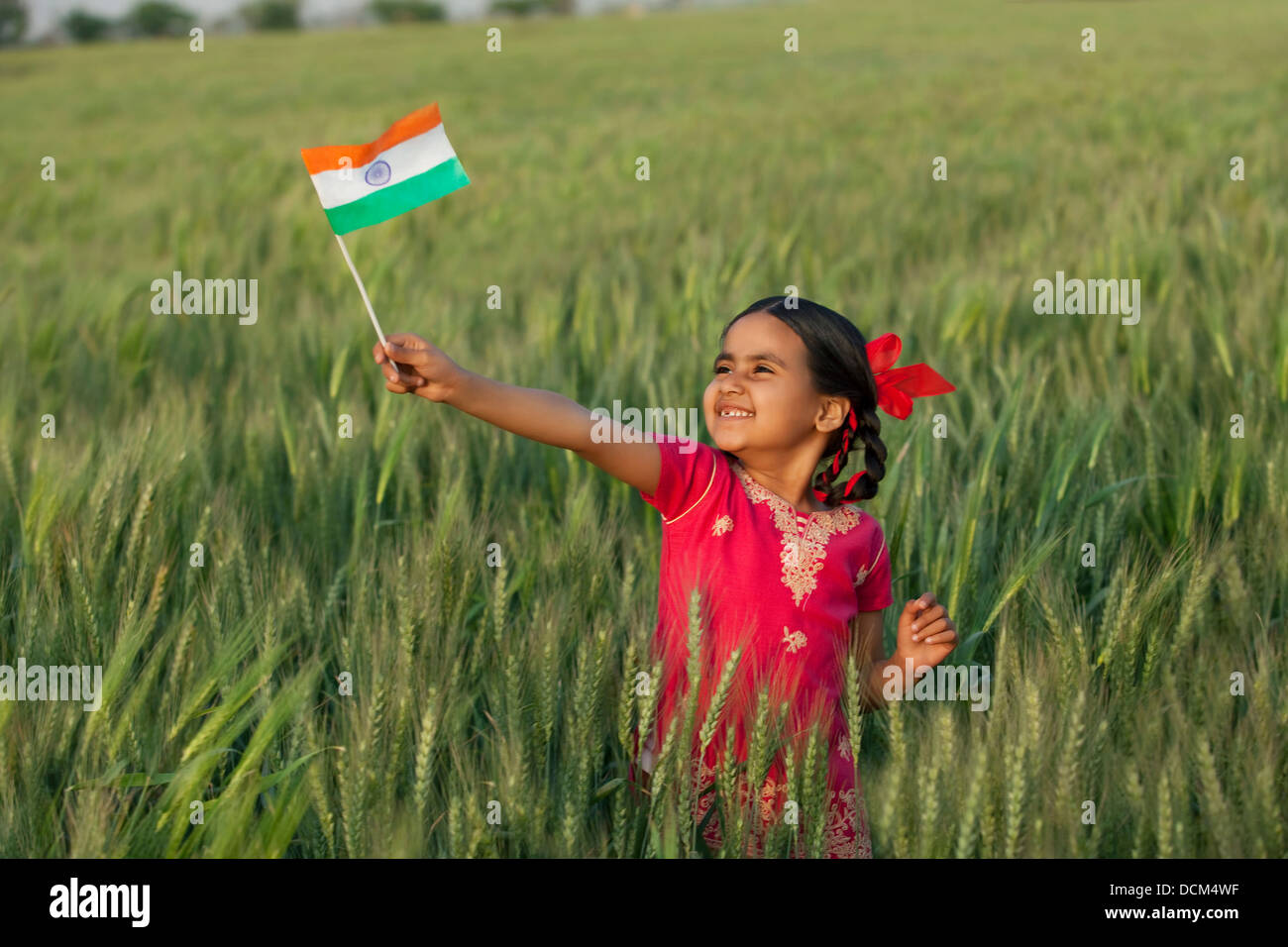 Fröhliche kleine Mädchen, die indische Flagge Stockfoto