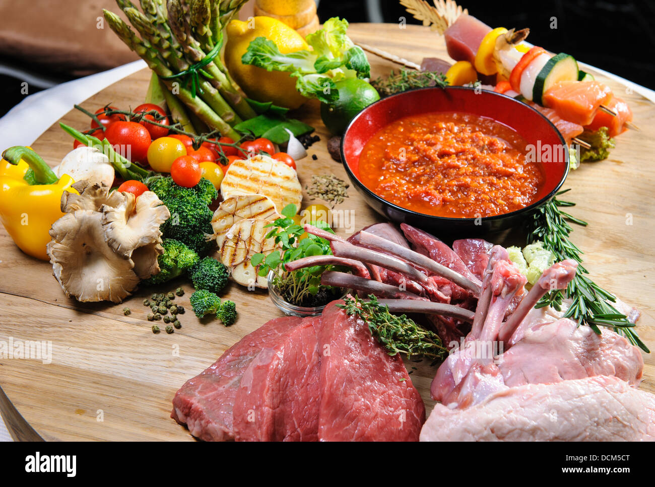 Rohes Fleisch und Gemüse Stockfoto