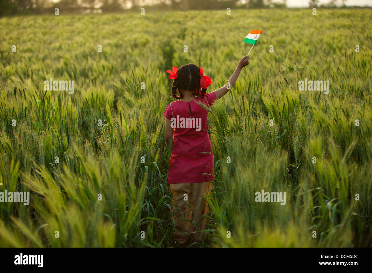 Rückansicht des kleines Mädchen hält eine indische Flagge Stockfoto