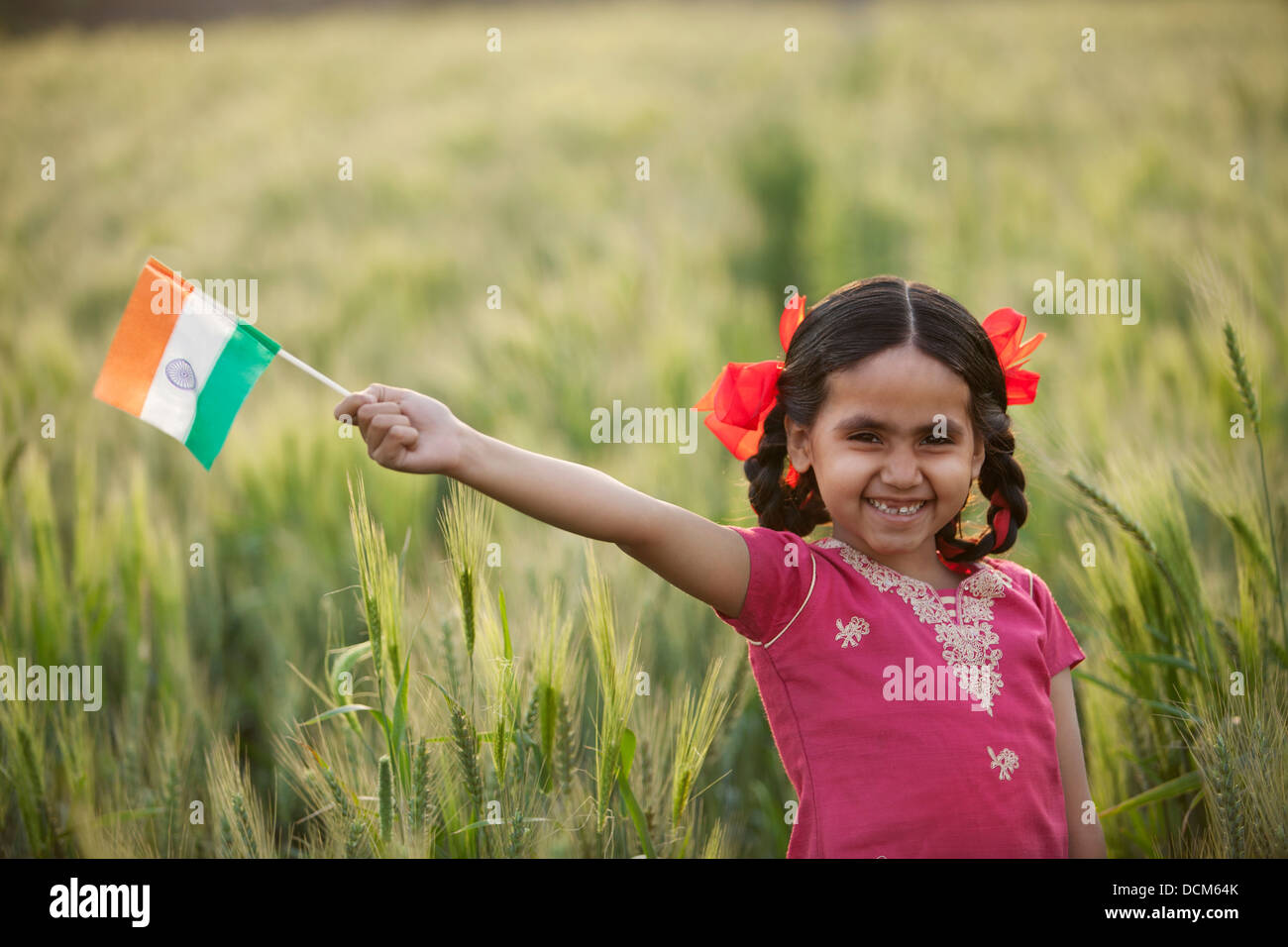 Porträt eines Mädchens mit einem indischen Fahne fröhlich Stockfoto