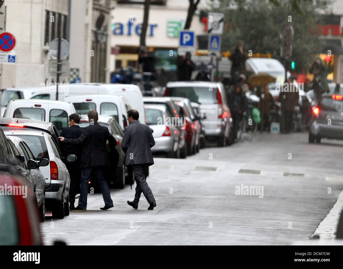 Nicolas Sarkozy angekommen "Clinique De La Muette" in Paris, wo Carla Bruni - Sarkozy um ihr Baby zu haben soll.  Paris, Frankreich - 19.10.11 Stockfoto
