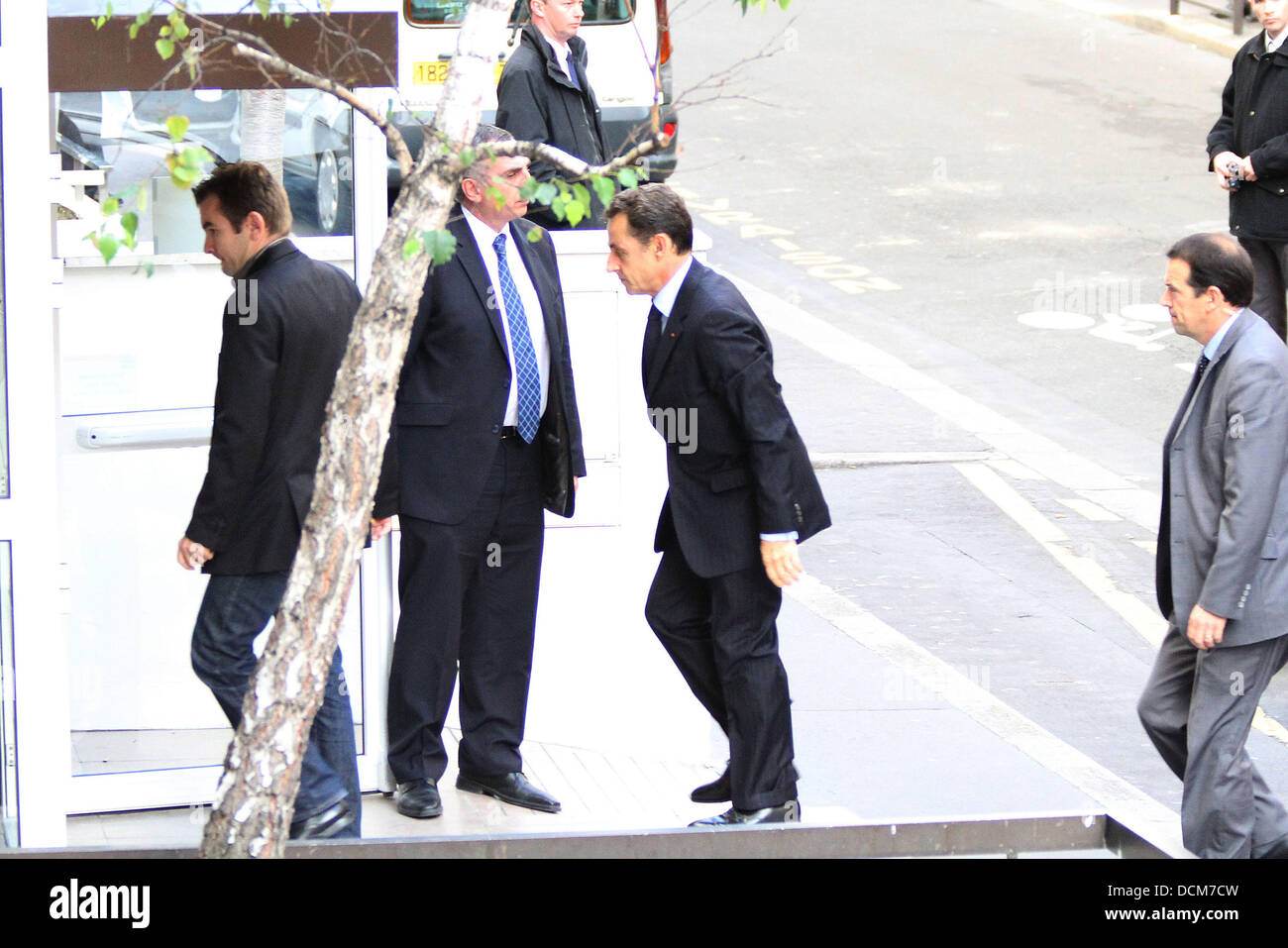 Nicolas Sarkozy angekommen "Clinique De La Muette" in Paris, wo Carla Bruni - Sarkozy um ihr Baby zu haben soll.  Paris, Frankreich - 19.10.11 Stockfoto