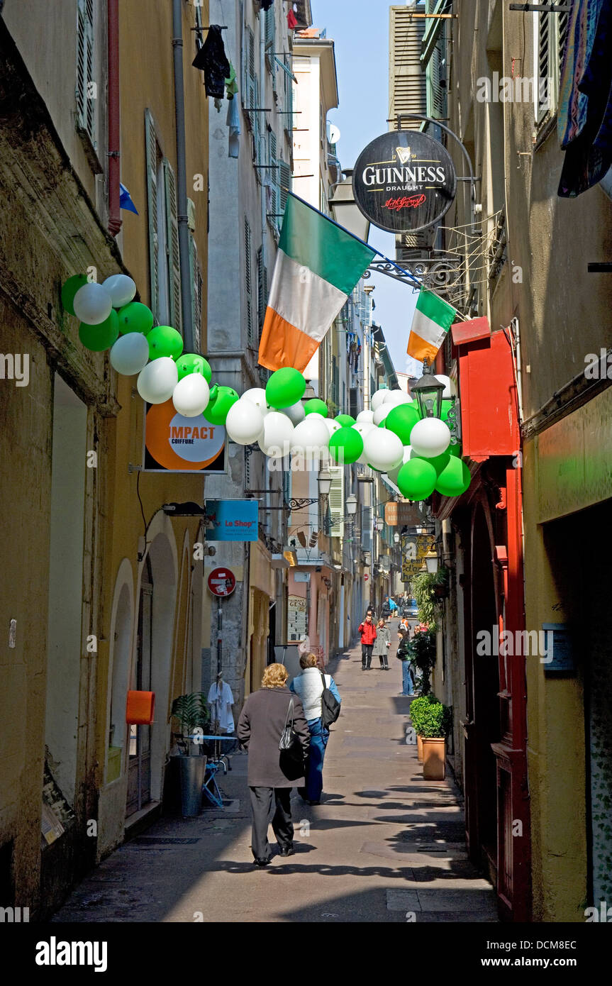 Nizza Cote d'Azur Frankreich - für St Patricks Day, dieser irische Pub in der Altstadt von Nizza, Luftballons und Irische Flaggen in der Feier Stockfoto