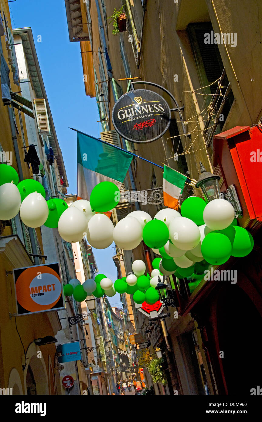 Nizza Cote d'Azur Frankreich - für St Patricks Day, dieser irische Pub in der Altstadt von Nizza, Luftballons und Irische Flaggen in der Feier Stockfoto