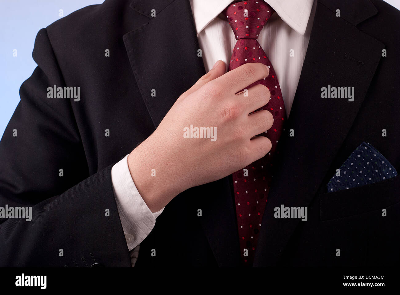 Jungen Erwachsenen Mann im schwarzen Anzug und Krawatte Bordeaux Stockfoto