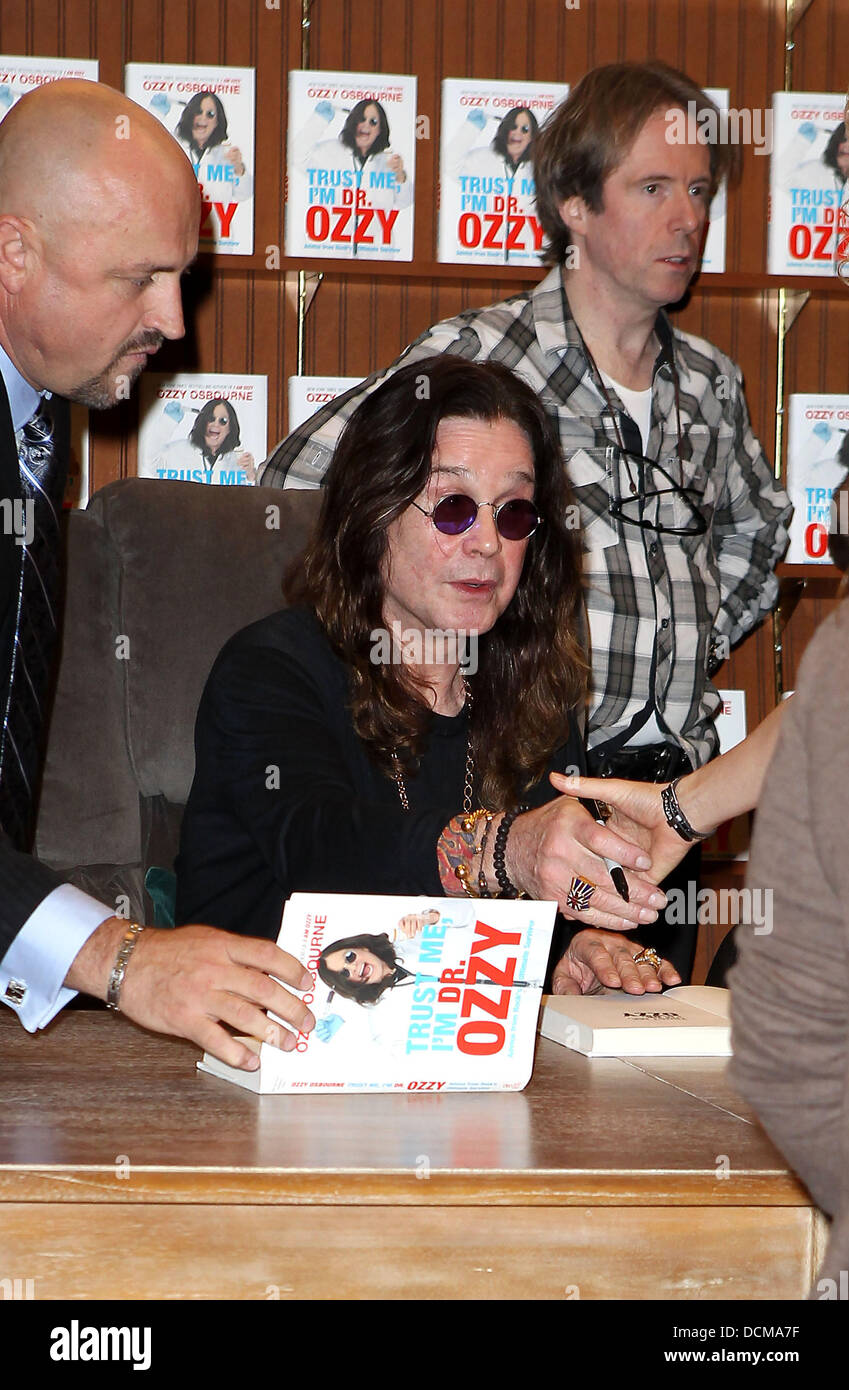 Ozzy Osbourne bei seinem Booksigning für "Vertrauen Sie mir, ich bin Dr. Ozzy" bei Barnes and Noble Las Vegas, Nevada - 20.10.11 Stockfoto