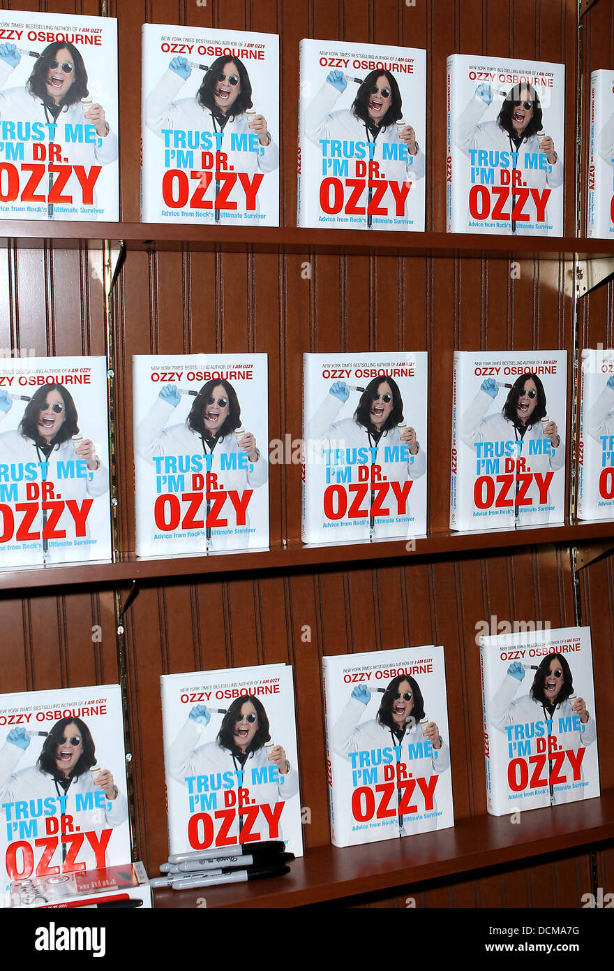 Ozzy Osbourne bei seinem Booksigning für "Vertrauen Sie mir, ich bin Dr. Ozzy" bei Barnes and Noble Las Vegas, Nevada - 20.10.11 Stockfoto