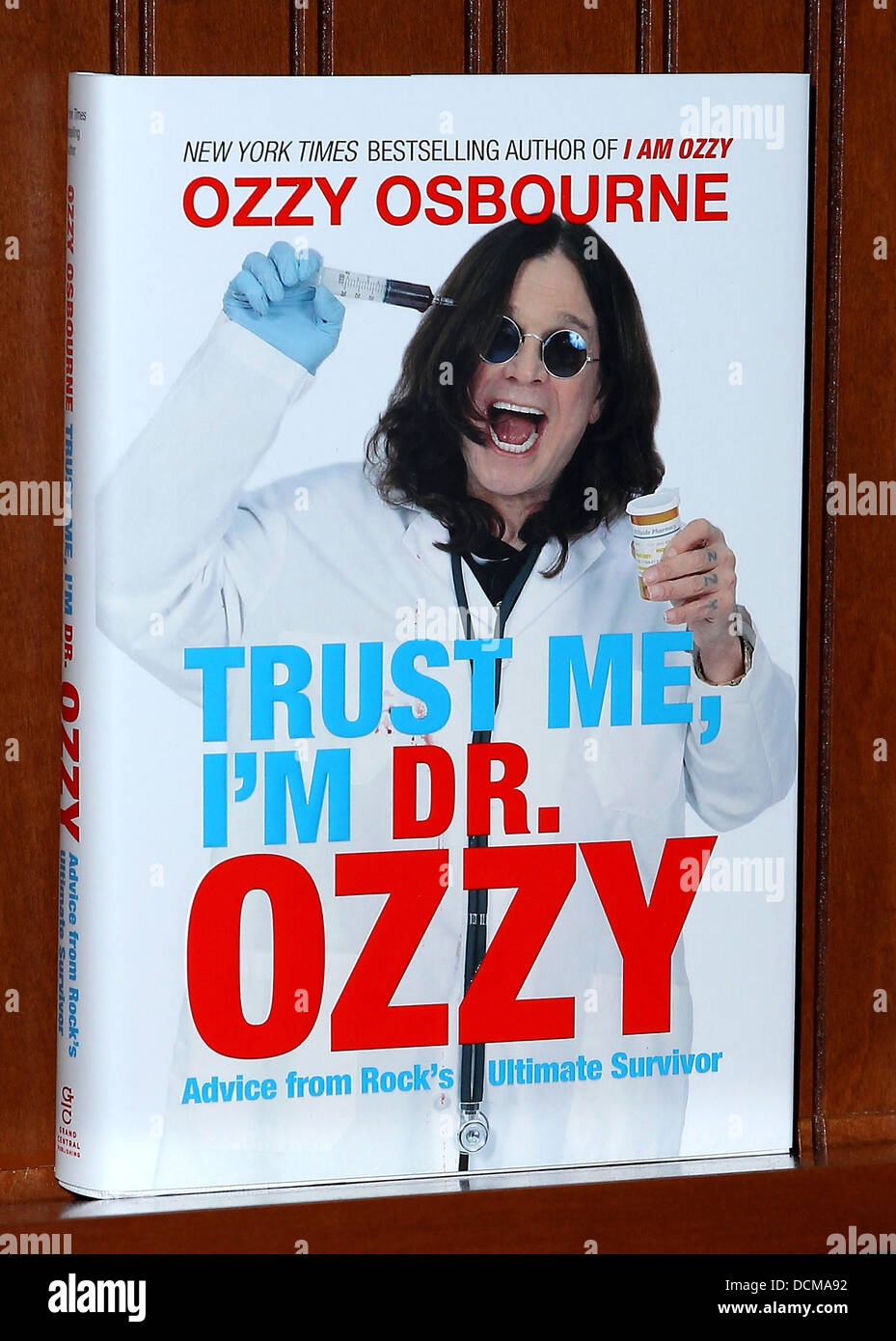 Ozzy Osbourne bei seinem Booksigning für "Vertrauen Sie mir, ich bin Dr. Ozzy" bei Barnes and Noble Las Vegas, Nevada - 20.10.11 Stockfoto