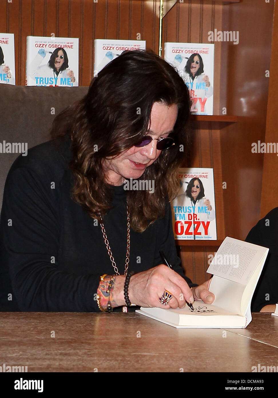 Ozzy Osbourne bei seinem Booksigning für "Vertrauen Sie mir, ich bin Dr. Ozzy" bei Barnes and Noble Las Vegas, Nevada - 20.10.11 Stockfoto