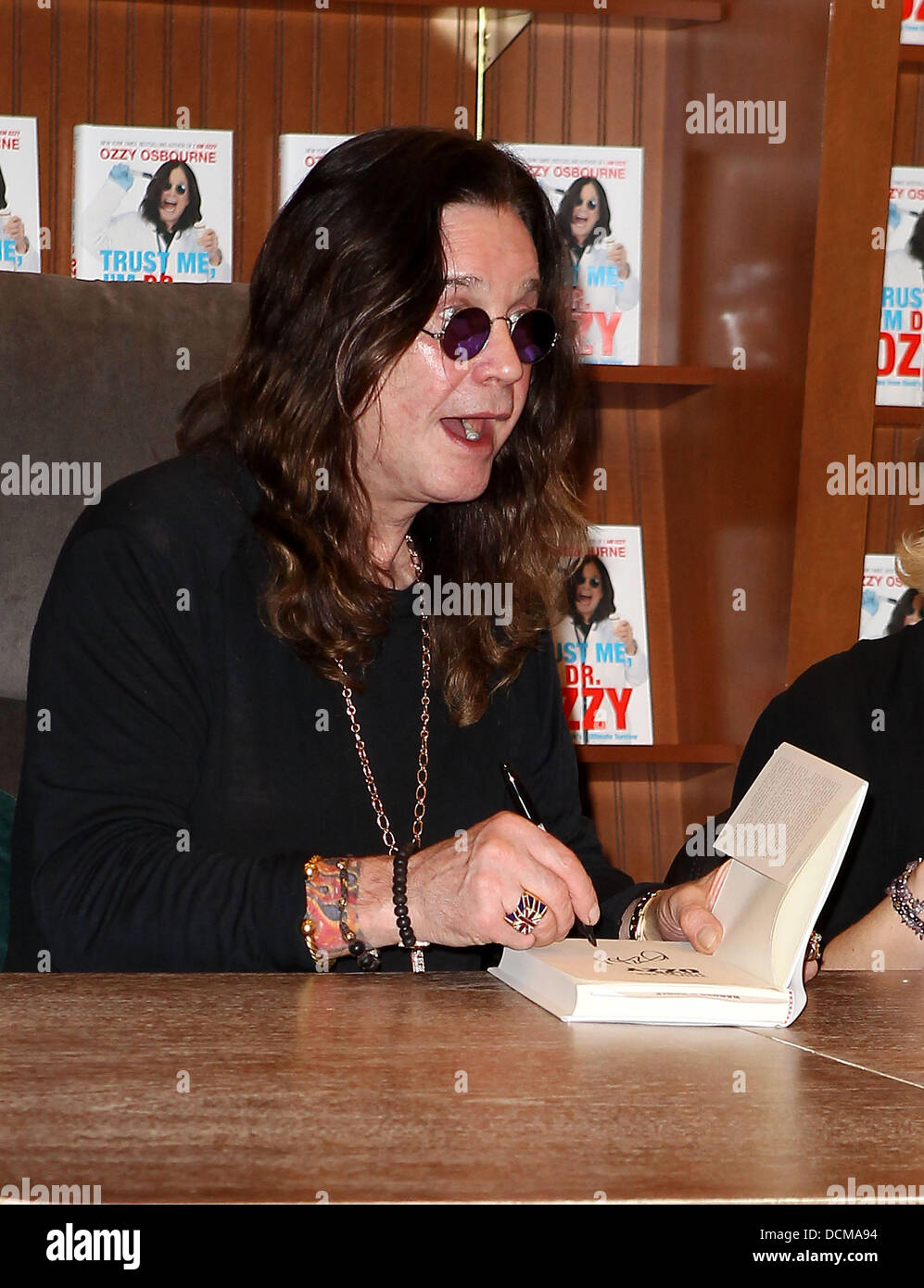 Ozzy Osbourne bei seinem Booksigning für "Vertrauen Sie mir, ich bin Dr. Ozzy" bei Barnes and Noble Las Vegas, Nevada - 20.10.11 Stockfoto