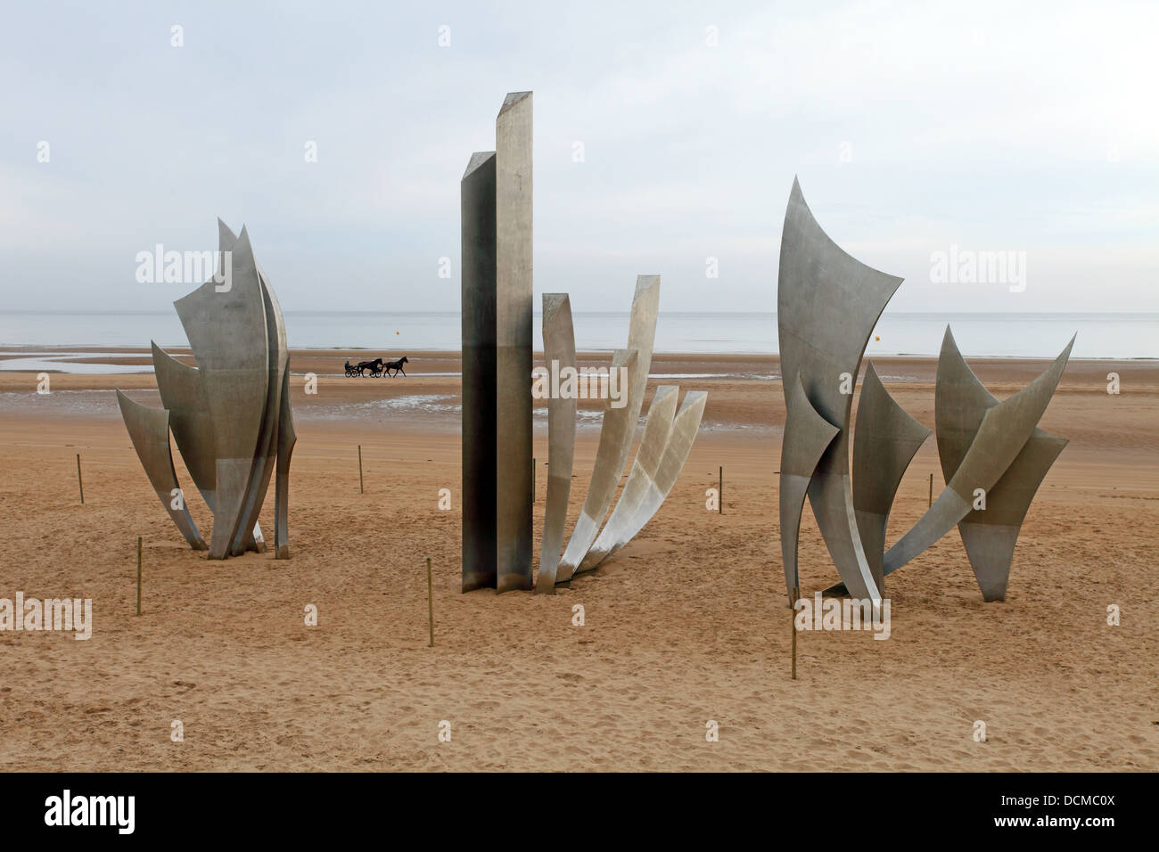 Skulptur am Omaha Beach in Erinnerung an den Verstorbenen in der Normandie, Normandie, Frankreich Stockfoto