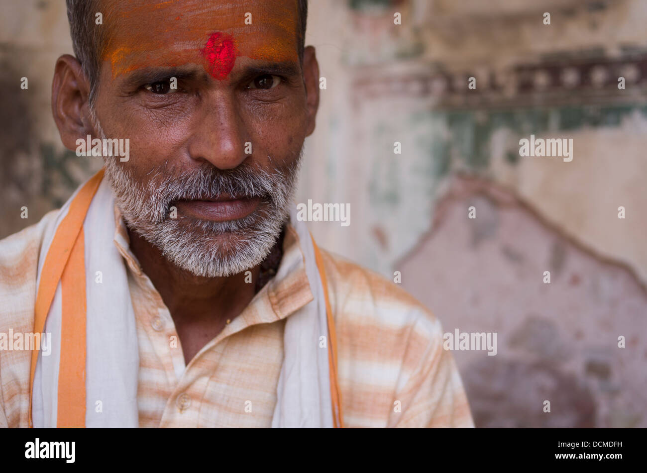 Hindu Mann mit Tilak auf Stirn und Bart Galta Affe Palace / Tempel - Jaipur, Rajasthan, Indien Stockfoto
