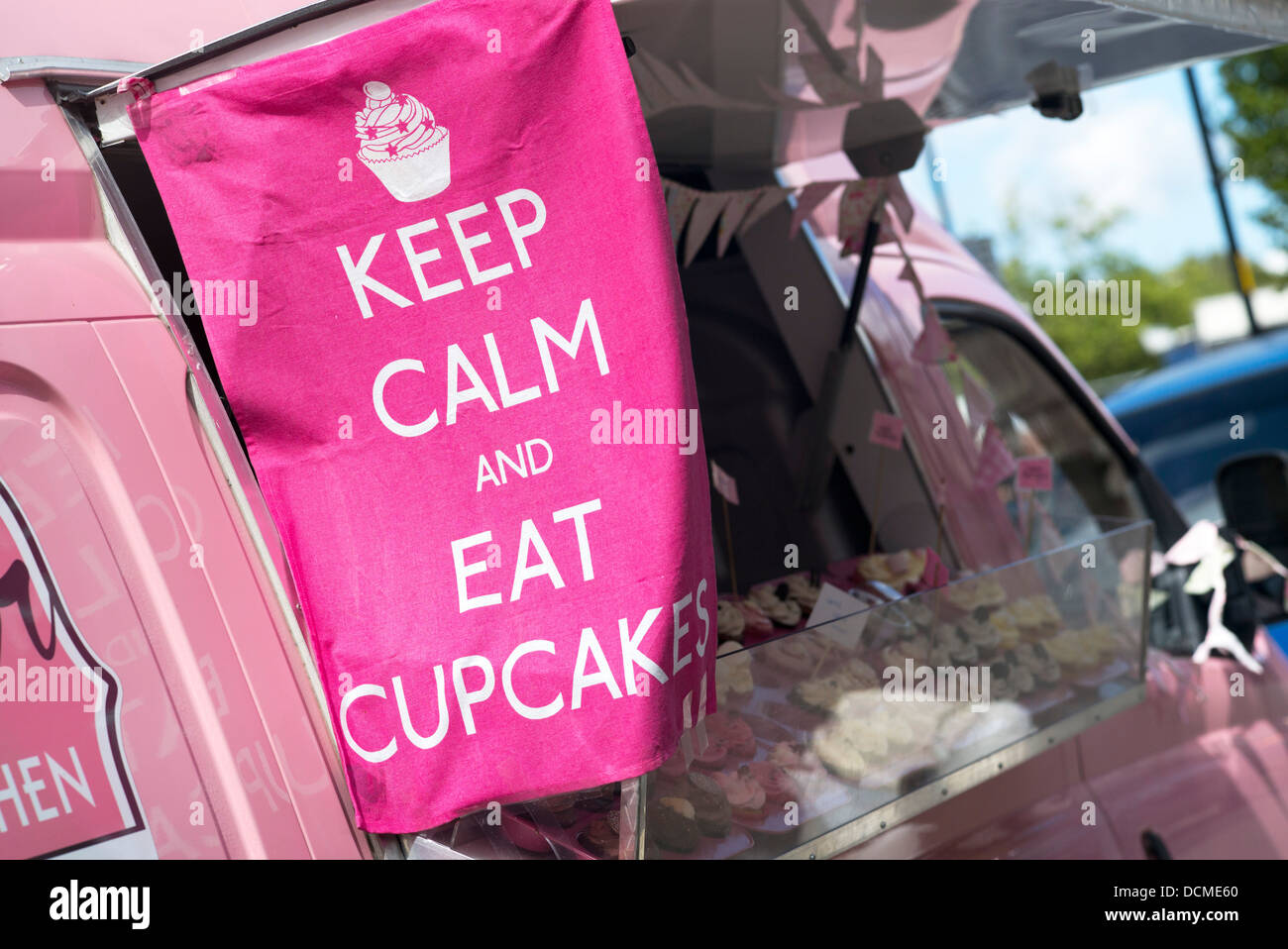 Halten Sie Ruhe und Essen Cupcakes Banner auf einem rosa Van Cupcakes zu verkaufen. UK Stockfoto