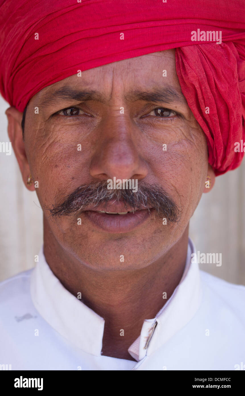 Indian-Guard mit roten Turban am Stadtschloss - Jaipur, Rajasthan, Indien Stockfoto