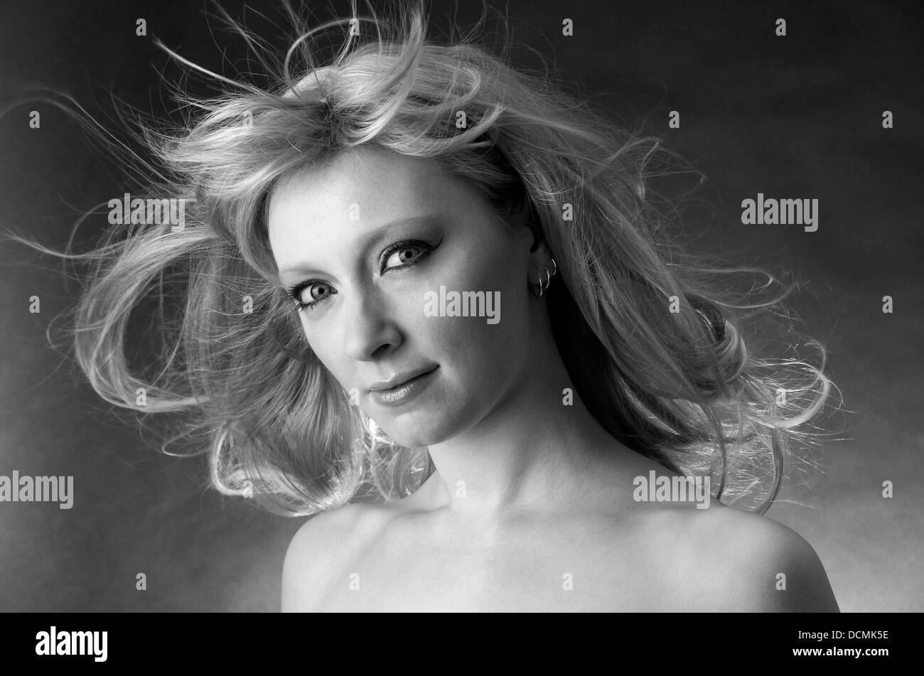 S/w-Modell mit ausgewachsenen Haare sanft beleuchtet von softbox Stockfoto