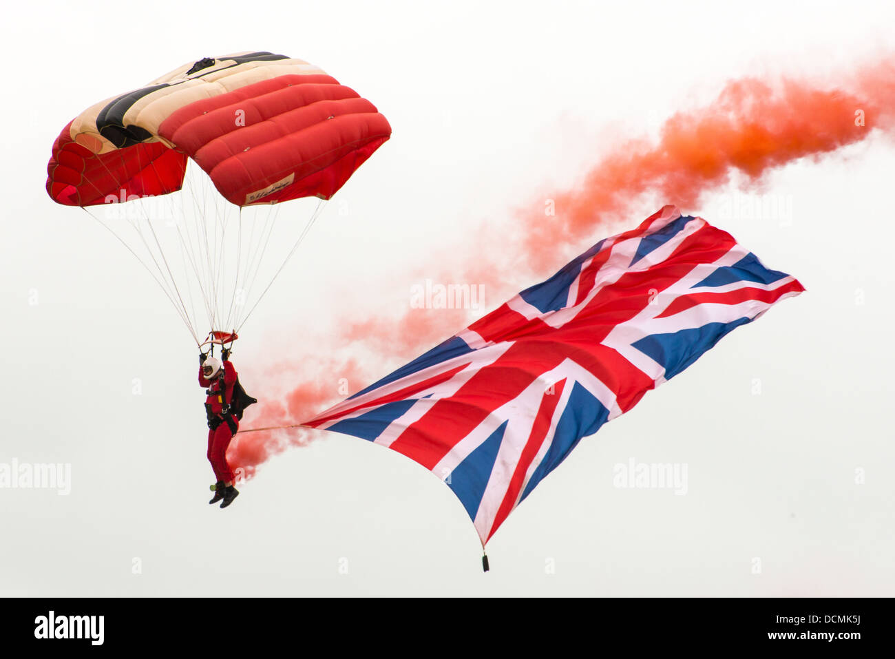 Rote Teufel Fallschirm Display Team mit Union Jack-Flagge Stockfoto