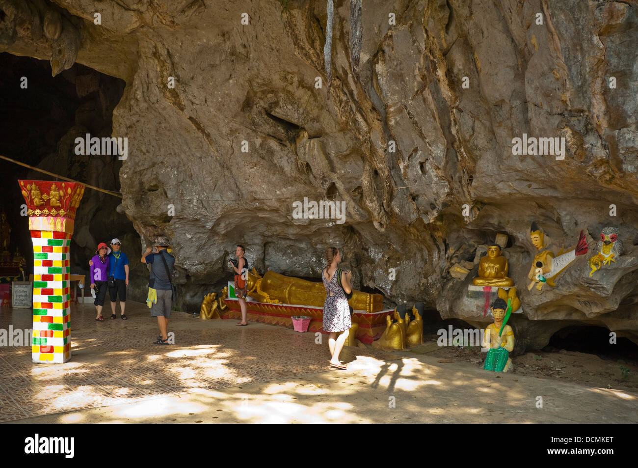 Horizontale Ansicht von Touristen in Tham Sang oder Tham Xang, Elefanten Höhle in der Nähe von Vang Vieng Stockfoto