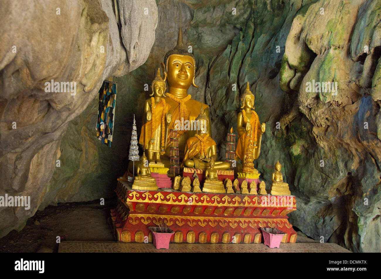 Horizontale Nahaufnahme von mehreren Buddha-Statuen im Inneren Tham Sang oder Tham Xang, Elefanten Höhle in der Nähe von Vang Vieng Stockfoto