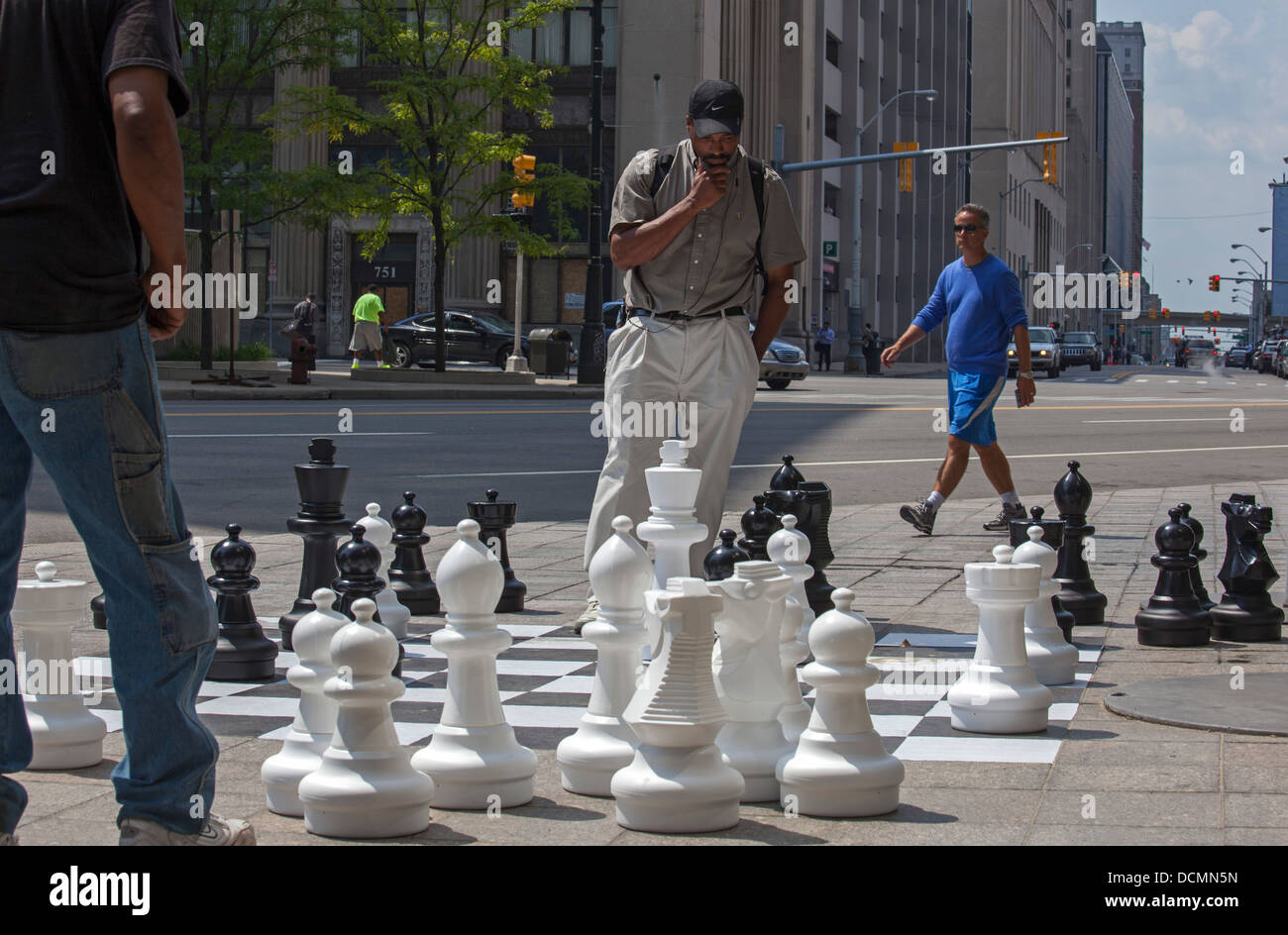 Detroit, Michigan - zwei Männer spielen Schach auf einem Bürgersteig Schachbrett in der Innenstadt von Detroit. Stockfoto