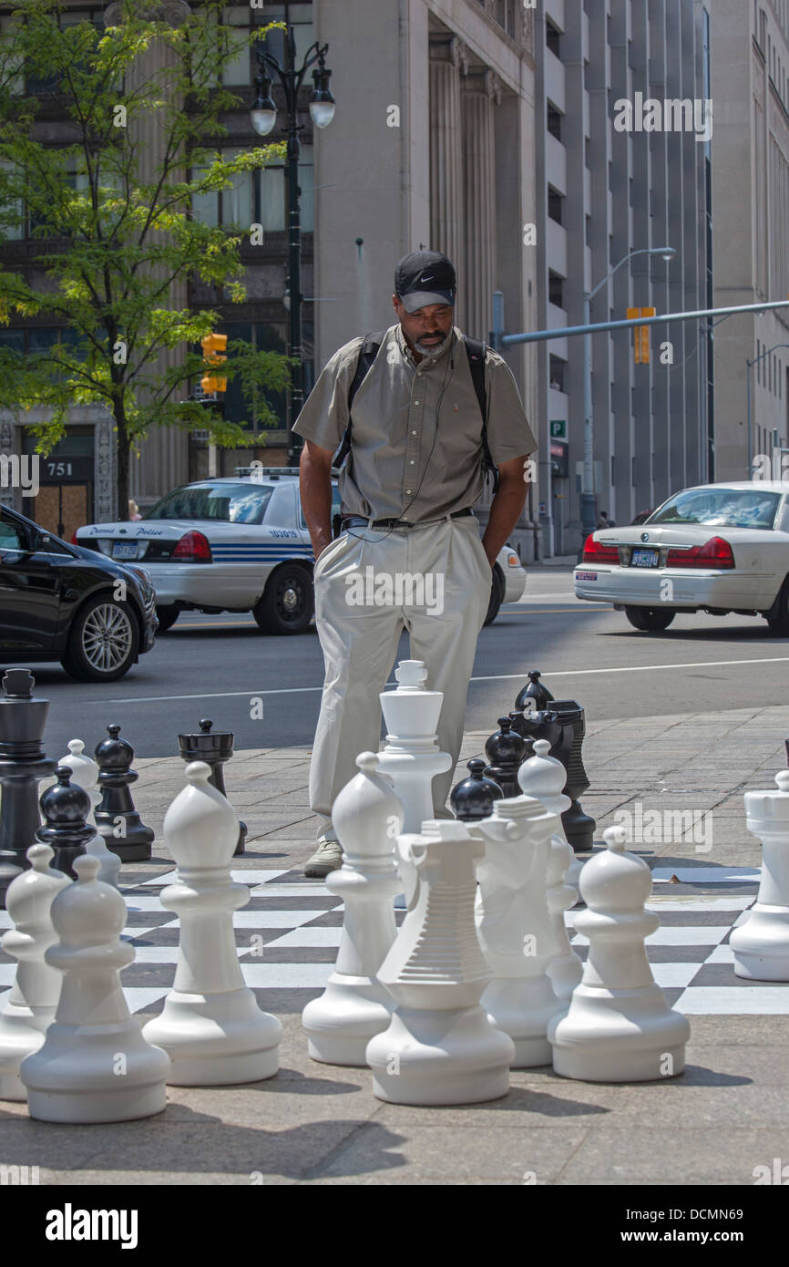 Detroit, Michigan - ein Mann hält seinen nächsten Schritt in einem Bürgersteig-Schach-Spiel in der Innenstadt von Detroit. Stockfoto