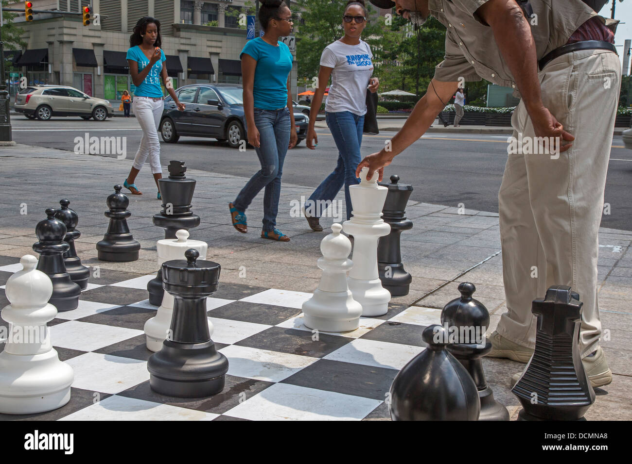 Detroit, Michigan - ein Mann zieht ein Stück in einem Bürgersteig-Schach-Spiel in der Innenstadt von Detroit. Stockfoto