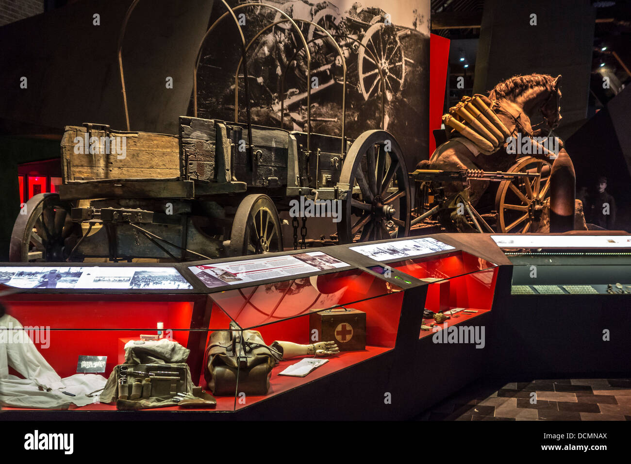 Alten Holzkarren und ersten Weltkrieg Waffen und WW1 Funde In Flanders Fields Museum, Ypern, West-Flandern, Belgien Stockfoto