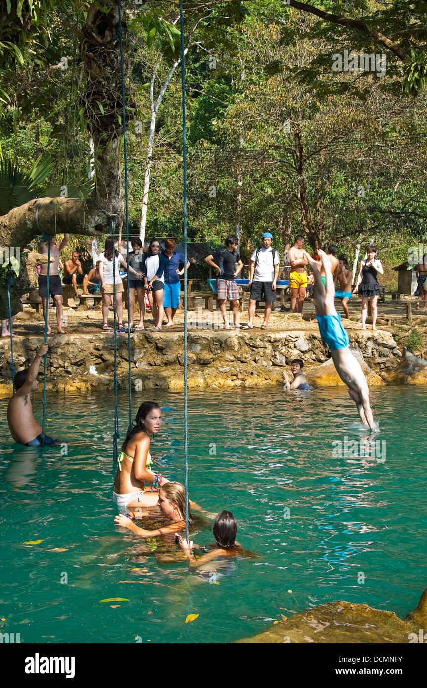 Vertikale Ansicht von Touristen, die Spaß am Poukham Höhle aka Tham Phu Kham und die blaue Lagune am Nam Song River in der Nähe von Vang Vieng Stockfoto