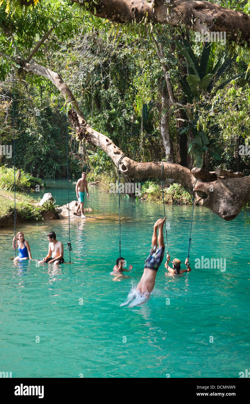 Vertikale Ansicht von Touristen, die Spaß am Poukham Höhle aka Tham Phu Kham und die blaue Lagune entlang des Nam Song Flusses in der Nähe von Vang Vi Stockfoto