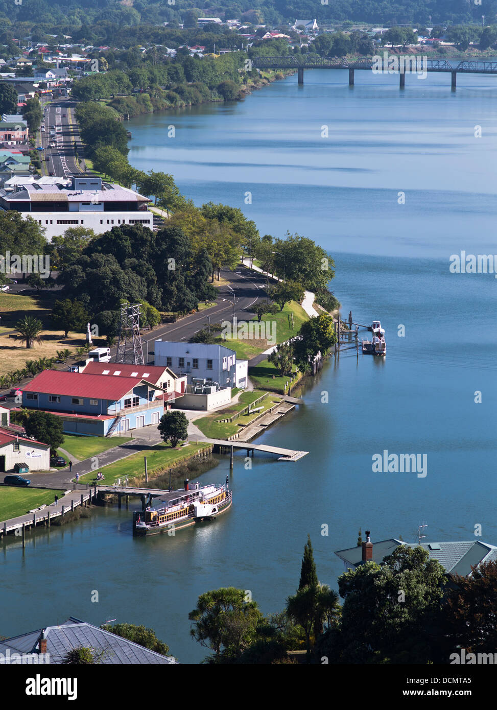 dh Whanganui River WANGANUI NEW ZEALAND Durie Hill Aussichtspunkt Fluss Raddampfer Schiff festgemacht am Flussufer Stockfoto