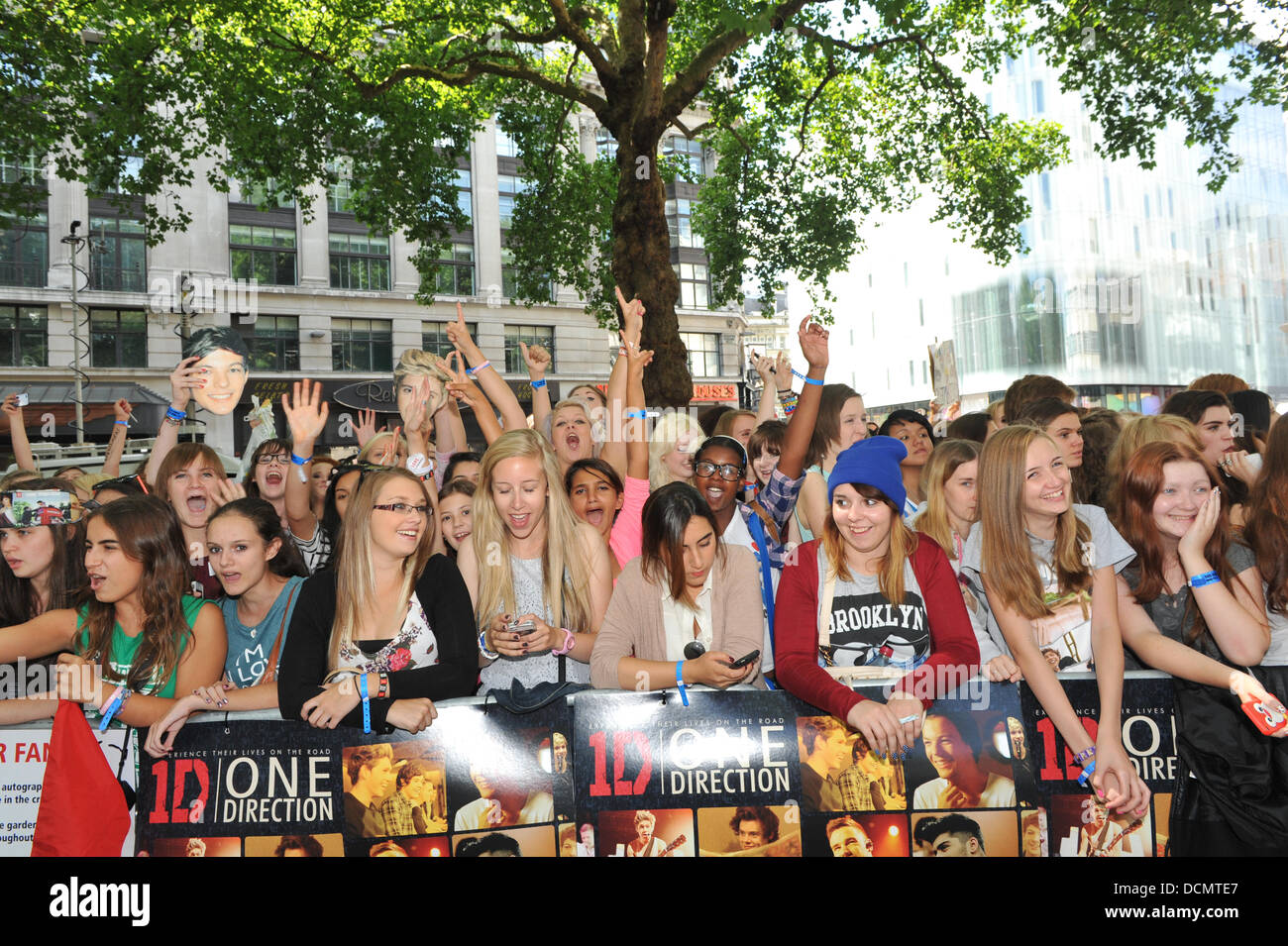 Leicester Square, London, UK. 20. August 2013. Fans der Boy-Band One Direction in Leicester Square warten Tonights Premiere des Films Bands "Dies ist uns" Credit: Matthew Chattle/Alamy Live News Stockfoto