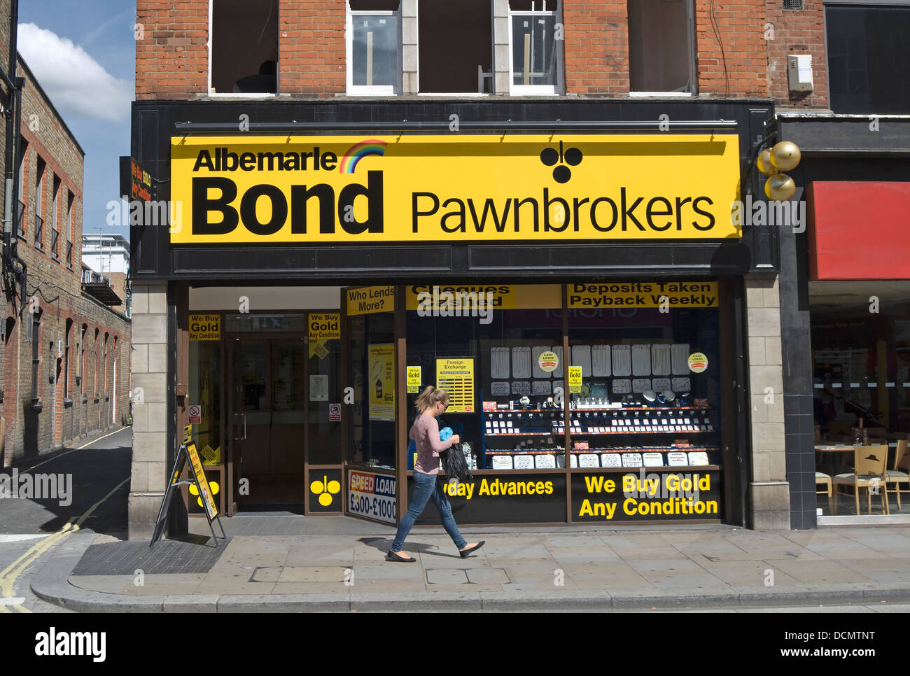 junge Frau führt ein Zweig der Albemarle Anleihe Pfandleiher in Hammersmith, West London, england Stockfoto